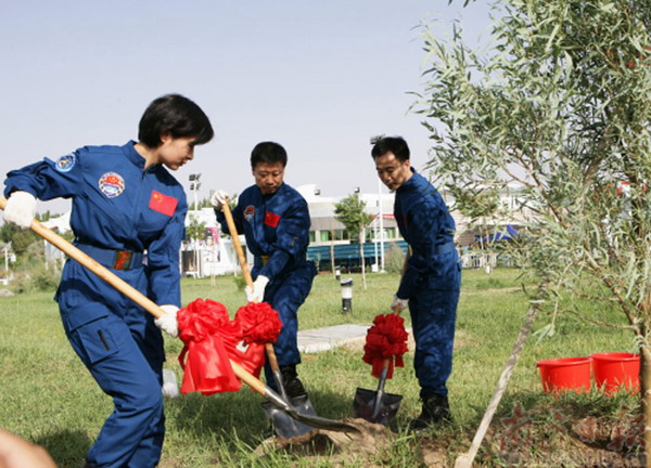 6 astronauts compete for 3 spots on Shenzhou IX