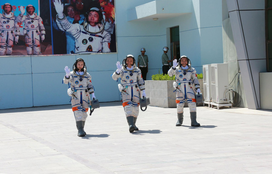 Shenzhou-X astronauts attend setting-out ceremony