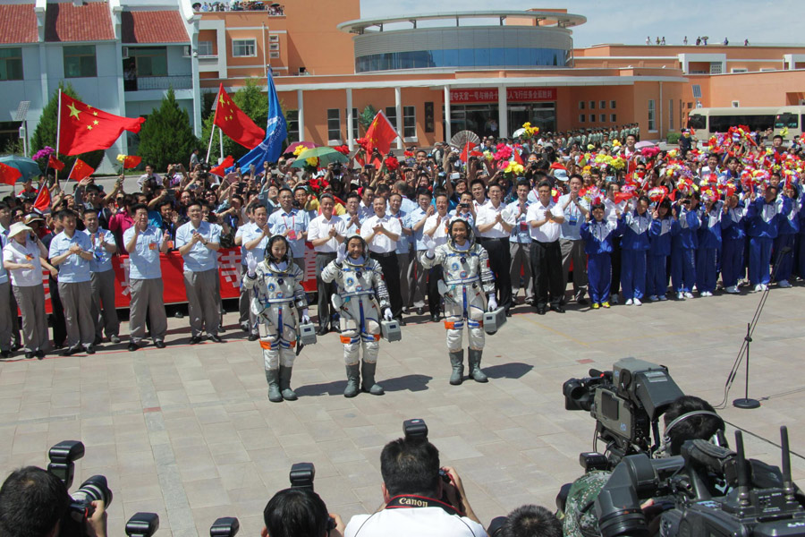 Shenzhou-X astronauts attend setting-out ceremony