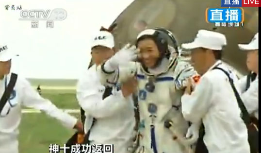 Astronauts go out of Shenzhou X's return capsule