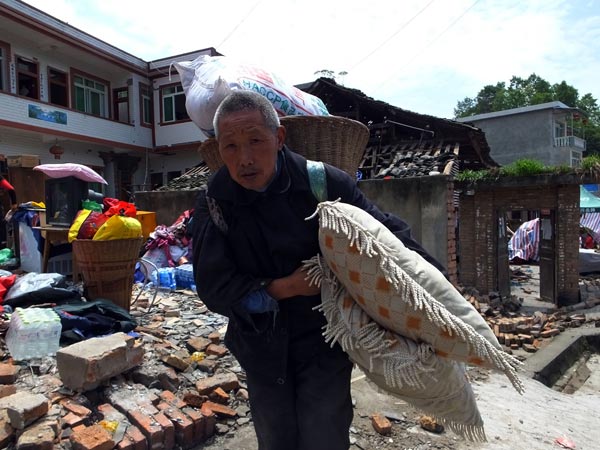 Photos: Search for lost valuables after quake