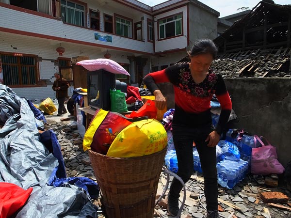 Photos: Search for lost valuables after quake