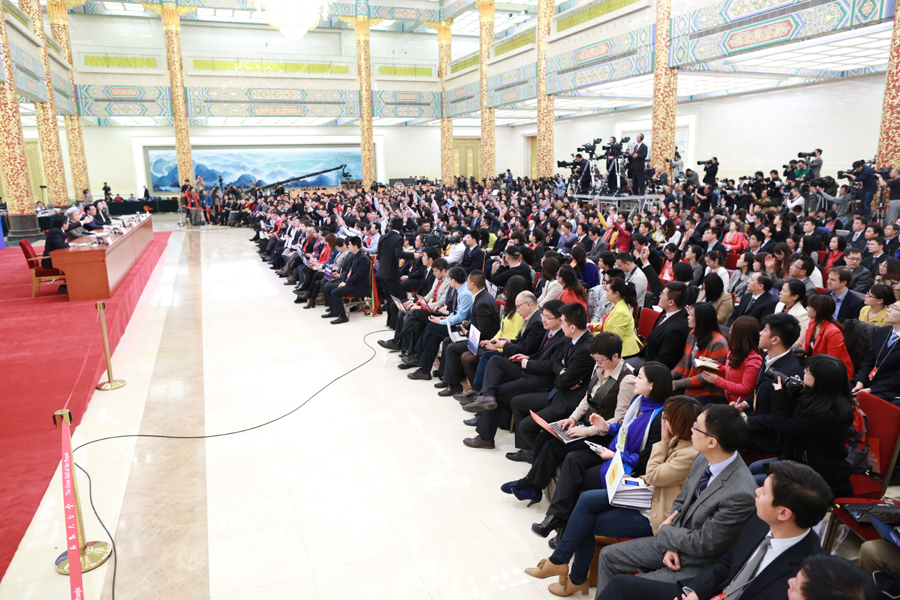 In photos: Premier Li meets the press