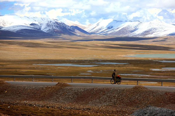 People on the Qinghai-Tibet Highway