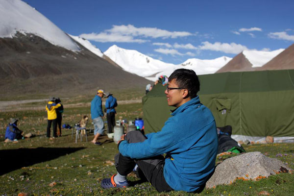 People on the Qinghai-Tibet Highway