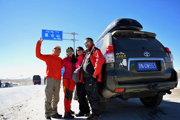 People on the Qinghai-Tibet Highway