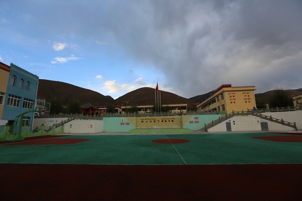 Primary school at the verge of Qinghai-Tibetan Plateau