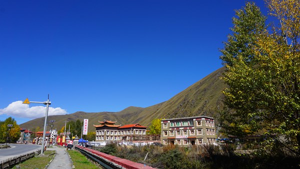 Sichuan-Tibet Highway boosts tourism in remote mountainous village