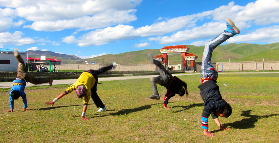 Breakdancing has become a favorite pastime of nomadic Tibetan children in the remote grasslands of Qinghai province's Qumalai county.