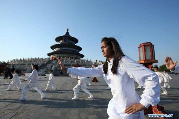 Li Keqiang and Modi watch Taichi-Yoga show