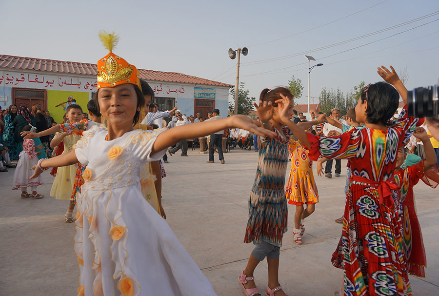 Uygur couple tie the knot on Chinese Valentine's Day