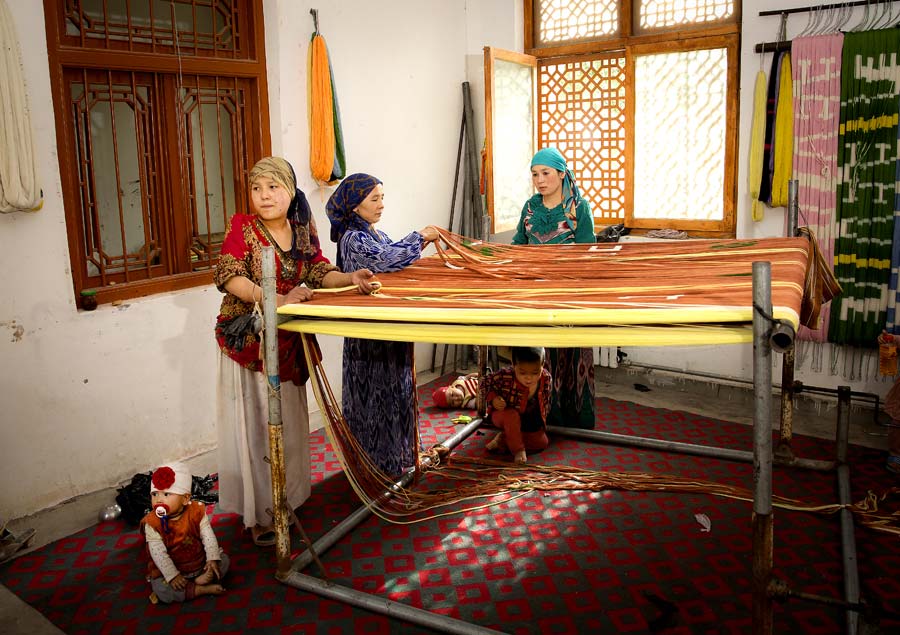 Xinjiang keeps the traditional way of making Atlas silk
