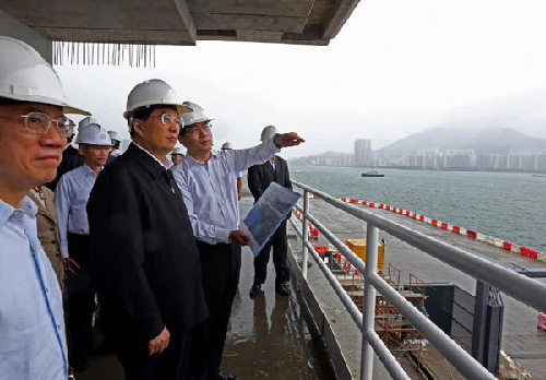 Hu visits Kai Tak Development project site