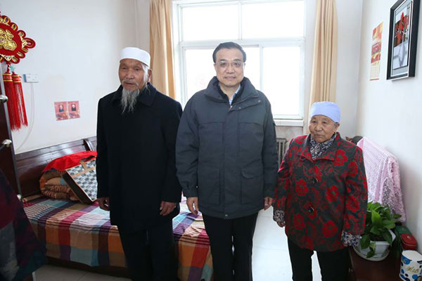 Premier Li brings new year gifts to elderly couple in nursing home