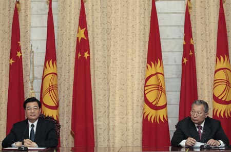 Chinese President Hu Jintao (L) and Kyrgyzstan&apos;s President Kurmanbek Bakiyev give a press briefing in Bishkek August 14, 2007.Chinese foreign ministry officials said that President Hu will hold talks with President Kurmanbek Bakiyev and meet other leaders of Kyrgyzstan to exchange views on major issues of common concern,Xinhua News Agency reported.[Reuters]