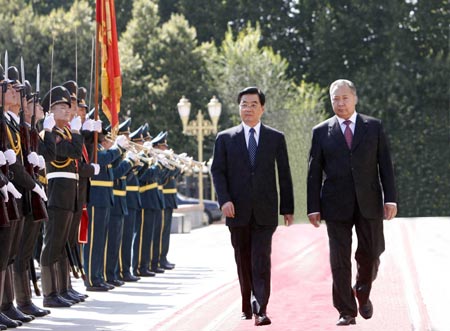 Kyrgyzstan&apos;s President Kurmanbek Bakiyev (R) and his Chinese counterpart Hu Jintao inspects the honour guard during an official welcoming ceremony in Bishkek August 14, 2007. Chinese foreign ministry officials said that President Hu will hold talks with President Kurmanbek Bakiyev and meet other leaders of Kyrgyzstan to exchange views on major issues of common concern,Xinhua News Agency reported.[Xinhua]