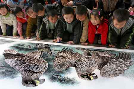 Children view the traditional Chinese painting of one hundred eagles in Xindian village of Yongji city, north China&apos;s Shanxi province, Nov. 6, 2007. Peasant Shang Yingang displayed his Chinese painting of one hundred eagles on Tuesday. It took him six years to finish the 48-meter-long painting.