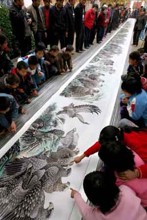  Villagers view the traditional Chinese painting of one hundred eagles in Xindian village of Yongji city, north China&apos;s Shanxi province, Nov. 6, 2007. 