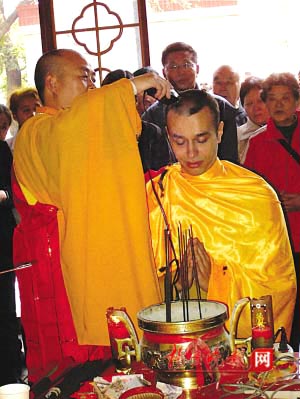 Lucas, a 28-year-old Italian, became a monk at the Xuanzang Temple in Nanjing on November 10, 2007, becoming China's first Italian Buddhist. [Photo: Yangtze Evening 