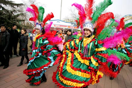 Foreign actresses perform during a temple fair at Shijingshan Amusement Park in Beijing, capital of China, Feb. 11, 2008. Traditional entertainment activity is usually held at temple fair in China during Spring Festival.(Xinhua Photo) 
