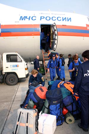 Members of the Russian rescue team arrive at an airport in Chengdu, capital of the southwest China&apos;s Sichuan Province, May 16, 2008. 