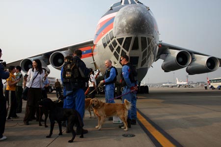 Members of the Russian rescue team arrive at an airport in Chengdu, capital of the southwest China&apos;s Sichuan Province, May 16, 2008. 