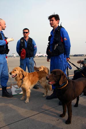 Members of the Russian rescue team arrive at an airport in Chengdu, capital of the southwest China&apos;s Sichuan Province, May 16, 2008.