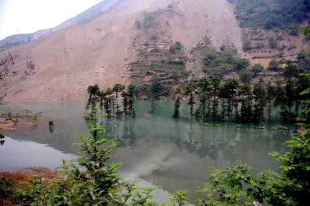 The photo taken on May 21, 2008 shows the imprisoned lake on the Fujiang River in Pingtong Town of Pingwu County under Mianyang City, southwest China's Sichuan Province. The May 12 quake caused landslides in some places in Mianyang City and jammed nearby rivers in the gorges. Over 10 imprisoned lakes of high water level were thus formed. At present, the local water conservancy department keeps a 24-hour watch on these imprisoned lakes in case of floods. 