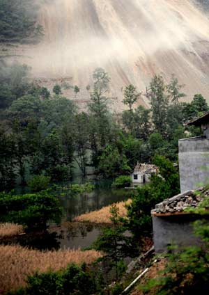 The photo taken on May 21, 2008 shows the imprisoned lake on the Fujiang River in Pingtong Town of Pingwu County under Mianyang City, southwest China's Sichuan Province. The May 12 quake caused landslides in some places in Mianyang City and jammed nearby rivers in the gorges. Over 10 imprisoned lakes of high water level were thus formed. At present, the local water conservancy department keeps a 24-hour watch on these imprisoned lakes in case of floods. 