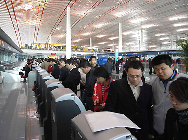 Passengers check in at the new T3 of Beijing Capital International Airport yesterday. [China Daily]