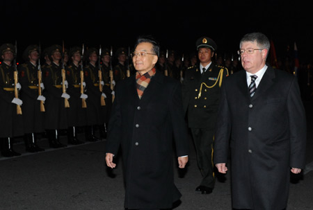 Chinese Premier Wen Jiabao arrived here on Monday for an official visit aimed at strengthening China's strategic partnership with Russia.