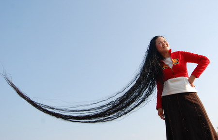 Woman keeps 2.5-meter-long hair