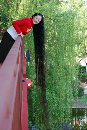 Woman keeps 2.5-meter-long hair