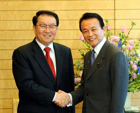 Senior official meets friendship groups in Japan
