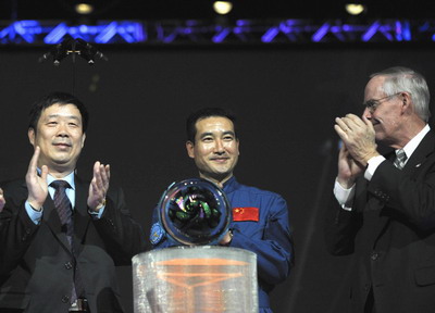 China's manned space team wins US award