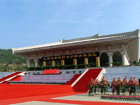 10,000 Chinese pay homage to Yellow Emperor