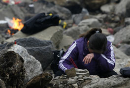 Tears, prays for quake victims on Tomb Sweeping Day