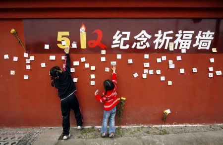 Tears, prays for quake victims on Tomb Sweeping Day