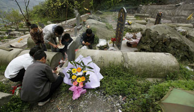 120 million Chinese mourn for deceased on Qingming
