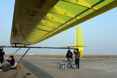 Manpowered plane takes off in Shanghai