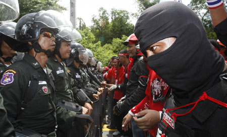 Thai protesters clash with police, march to ASEAN summit venue