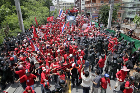 Thai protesters clash with police, march to ASEAN summit venue