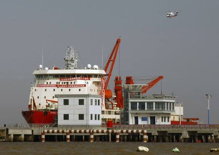 Copter crashes into Yangtze River, one missing