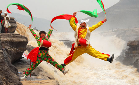 Hukou waterfall reopened to the public