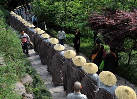 Monks raise fund for charity in E China