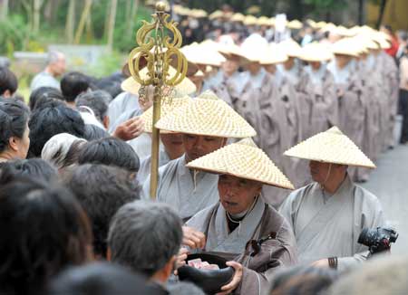 Monks raise fund for charity in E China