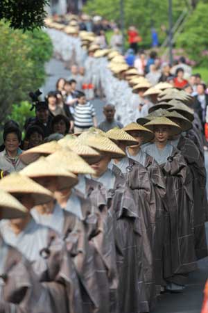 Monks raise fund for charity in E China