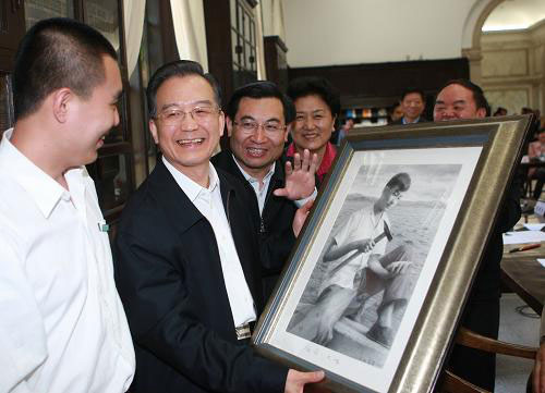 Premier inspires young Chinese ahead of Youth Day