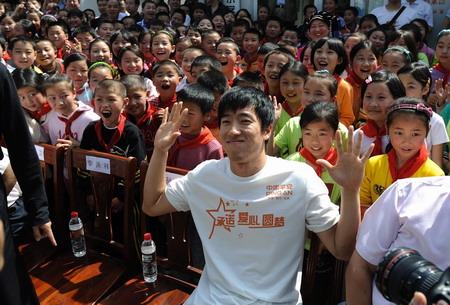 Follow me: Hurdler Liu to quake pupils