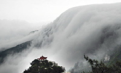 Clouds waterfalls appear on Lushan Mountain